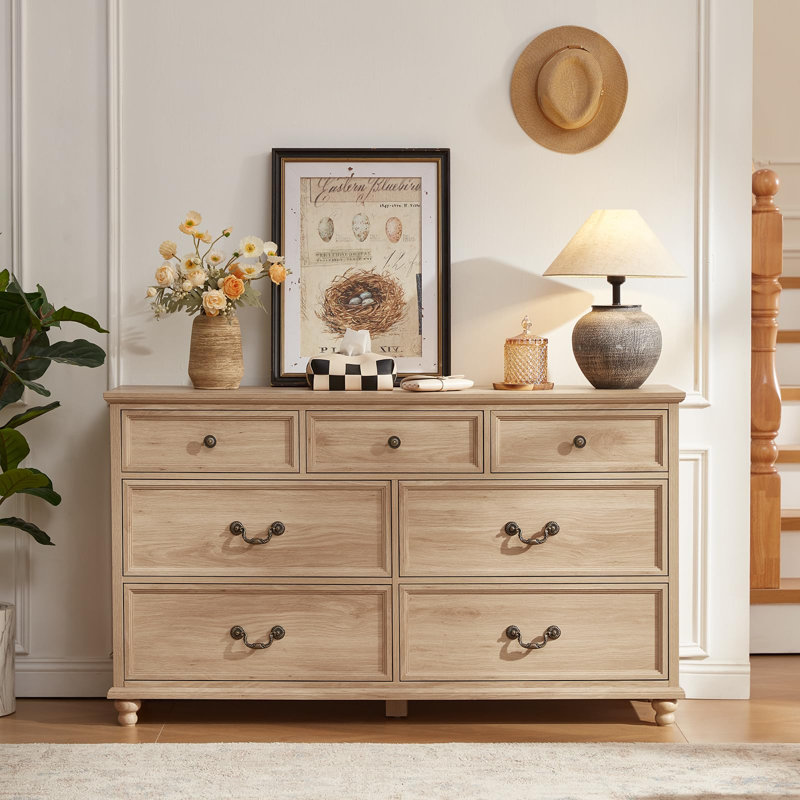 Commode de style champêtre de 137 cm (54 pouces) à 7 tiroirs avec pattes en bois massif, façades de tiroirs géométriques et poignées couleur laiton antique
