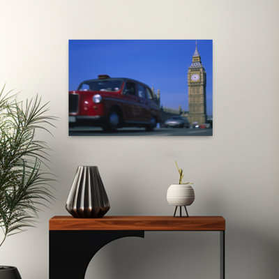 Bateau sur la route avec tour de l'horloge en arrière-plan, Big Ben, Londres, Angleterre, architecture gothique traditionnelle contemporaine, art mural