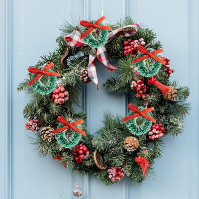 Ensemble de 60 mini sapins de Noël artificiels - 36 arbres en forme de brosse en sisal givré avec base en bois, 24 mini-couronnes pour bricolage, décoration de table pour la maison, présentation de village d'hiver