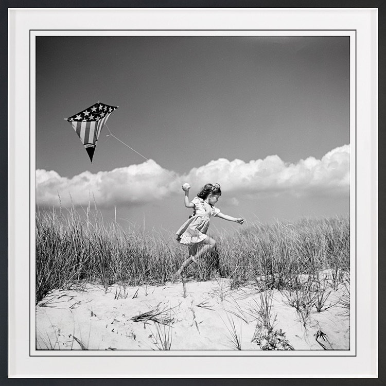 «Little Girl With Kite» par Grand archives, Cadre noir, H 22 po x l 22 po