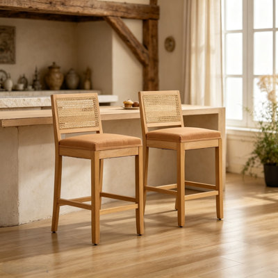 Tabourets de bar en bois massif à dossier en rotin Amando, coussin en lin mat avec mousse à haute résilience et ressorts en S