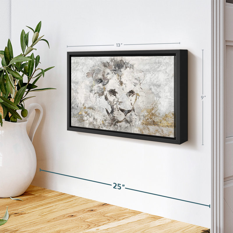 Lion africain sur toile dorée, H 9 po x l 13 po