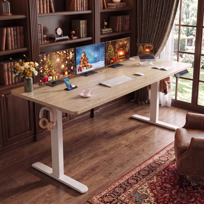 Bureau assis-debout rectangulaire 71 x 27,5 pouces avec prises électriques, bureau électrique à hauteur réglable avec contrôleur de mémoire, poste de travail de jeu pour la maison avec tapis de souris et crochet.