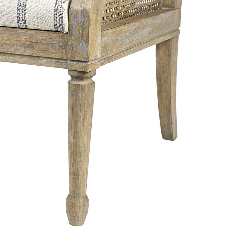 Fauteuil beige avec pieds en bois massif, coussin en mousse, sangles de canne, dossier rembourré de style moderne, accents