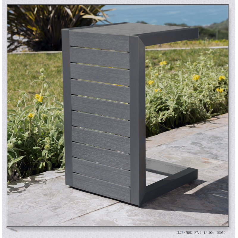 Table d'appoint CAPE CORAL ALU en forme de C en gris, résistante aux intempéries et peu encombrante pour une utilisation extérieure