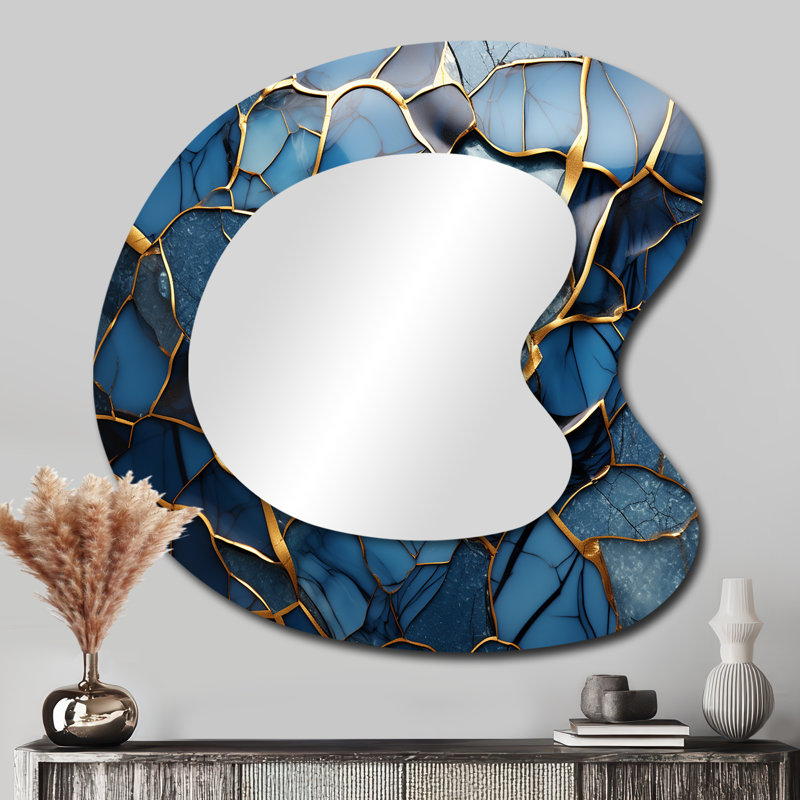 Or et mosaïque de marbre bleu agate III - grand miroir de forme unique abstraite, miroir mural décoratif asymétrique moderne, impression d'art en métal