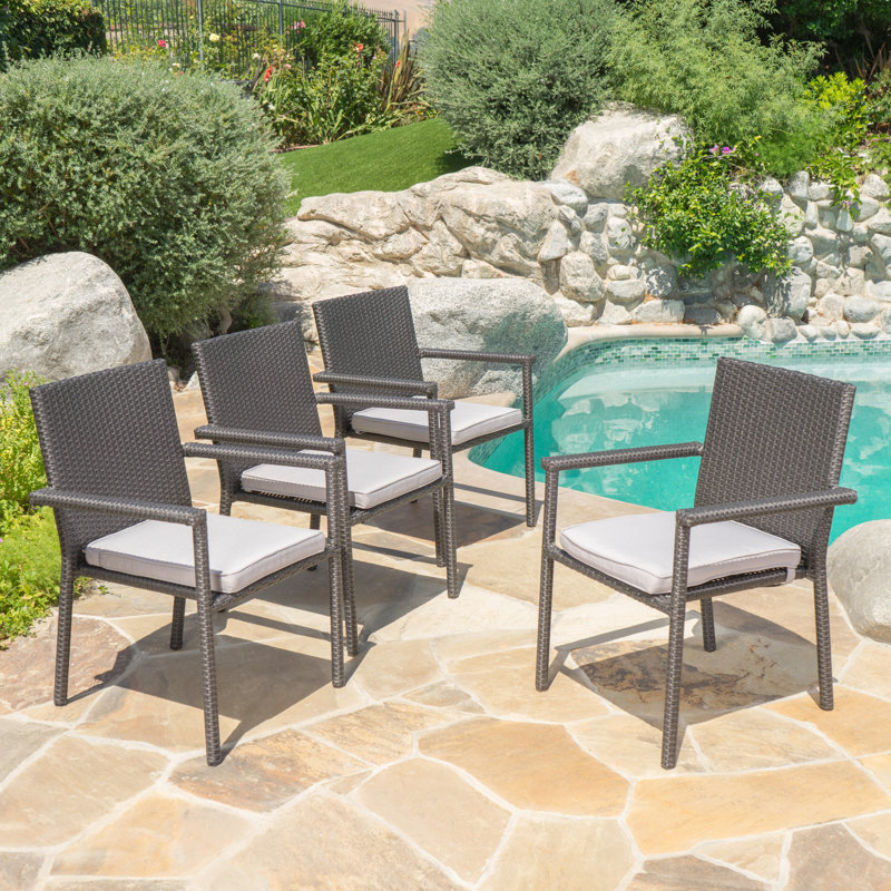 Chaise de salle à manger d'extérieur pour 4 personnes, structure rembourrée et en fer, empilable pour le rangement, finition grise, style moderne, P 25,00 po x l 35,00 po, 4 sièges avec coussins, structure, option, apparence, profondeur, largeur,