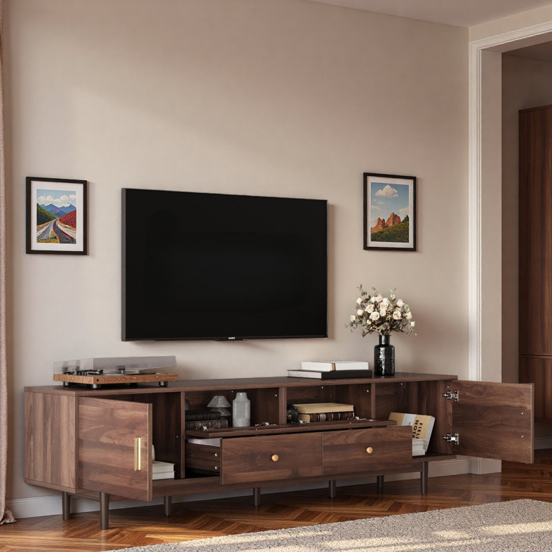 Meuble télé moderne avec tiroirs, espace de rangement et décoration en rotin entrelacé
