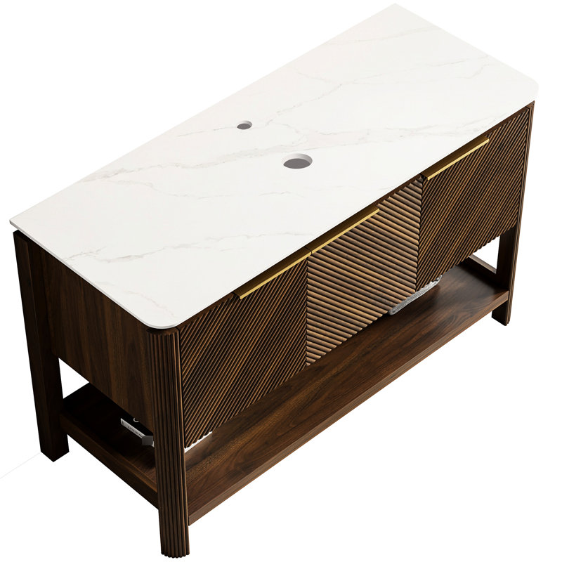 Armoire autoportante de 48 pouces pour la salle de bain, 3 portes et tablette ouverte, plateau en pierre frittée blanche, couleur noyer foncé, contreplaqué, panneaux de porte cannelés élégants.