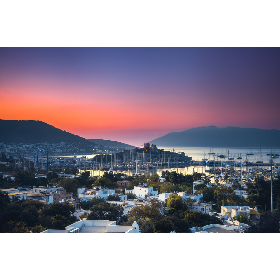 Blick auf den Sonnenuntergang von Bodrum by Serts - Drucken