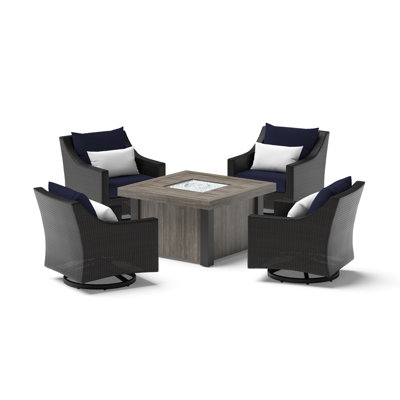 Ensemble de conversation en rotin de cinq articles Fionnula avec plusieurs chaises et housses de coussin Sunbrella