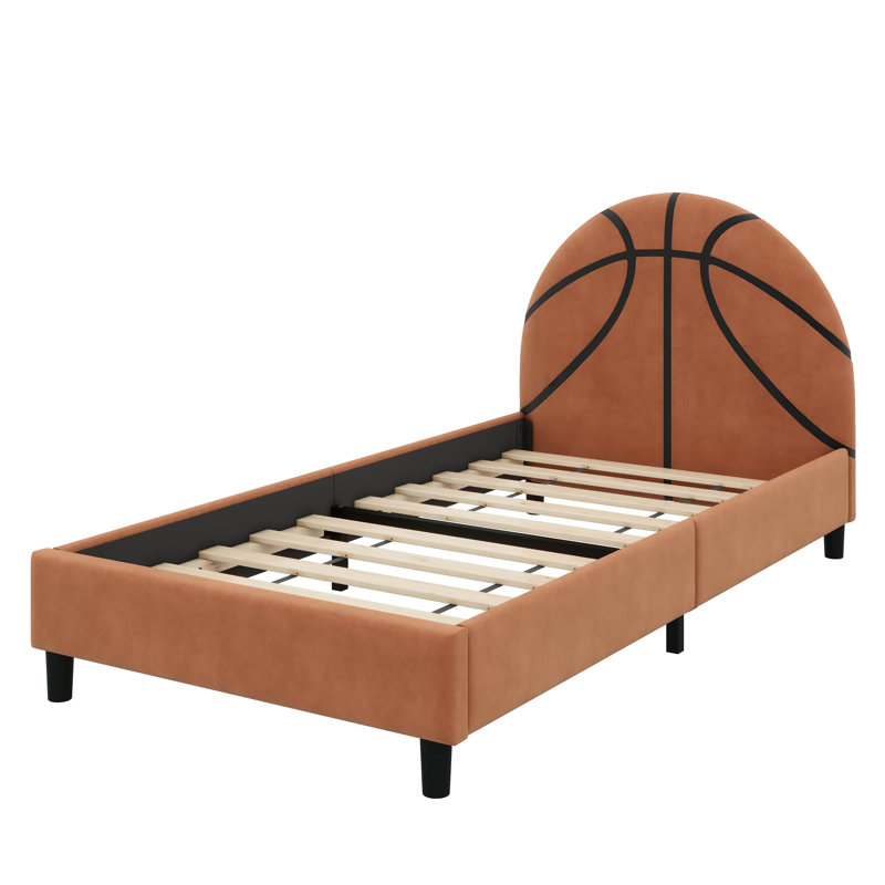 Un lit plateforme simple avec un design sportif, avec un revêtement inspiré du basketball