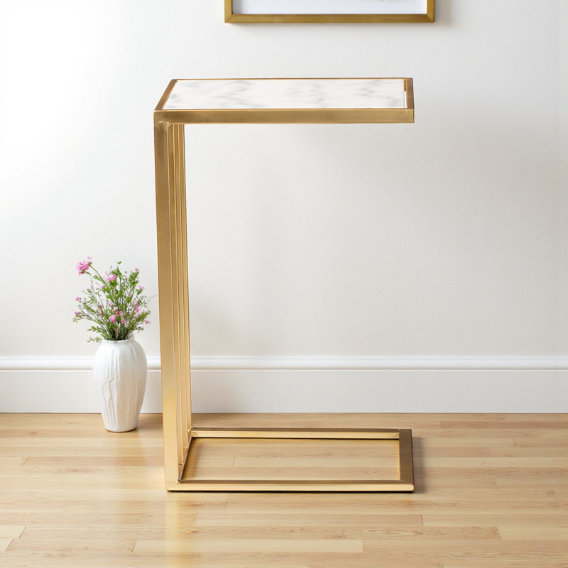 Table de bout en métal au fini or avec plateau en marbre Verdin