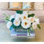 Grand arrangement de fausses fleurs de Austin
