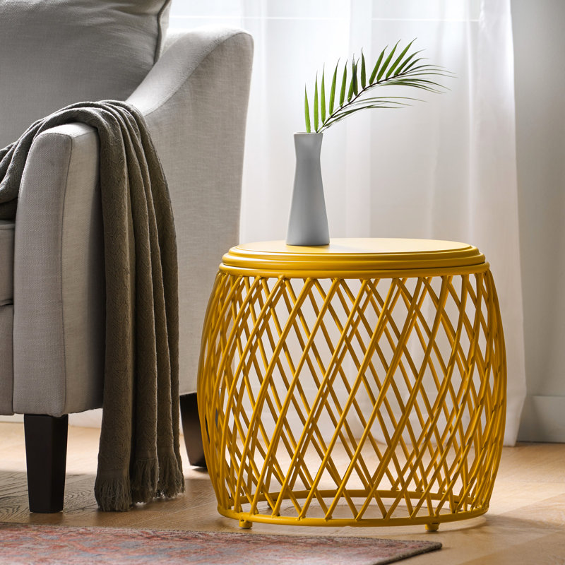 Table d'appoint exquise en fer jaune mat, ornementée, 49,1 cm x 49,1 cm x 43,9 cm, capacité de charge de 9 kg. Ornement ravissant rehaussé, poids accru.