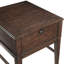Table de bout rectangulaire en bois avec charge, tiroir en teinte brune classique et installation de charge
