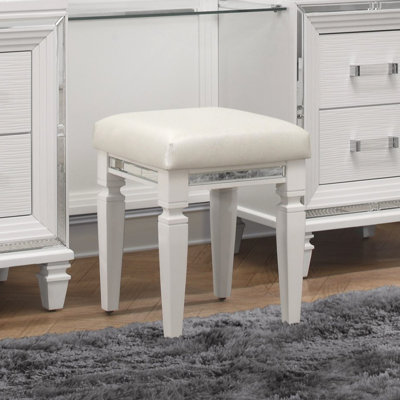 Tabouret de coiffeuse blanc moderne avec similicuir et finition métallique pour le bonheur de la chambre à coucher, largeur 15,78 po, profondeur 19,5 po, raffinement de 250 lb, finition, dimensions 15,78 po x 15,78 po, capacité, bois