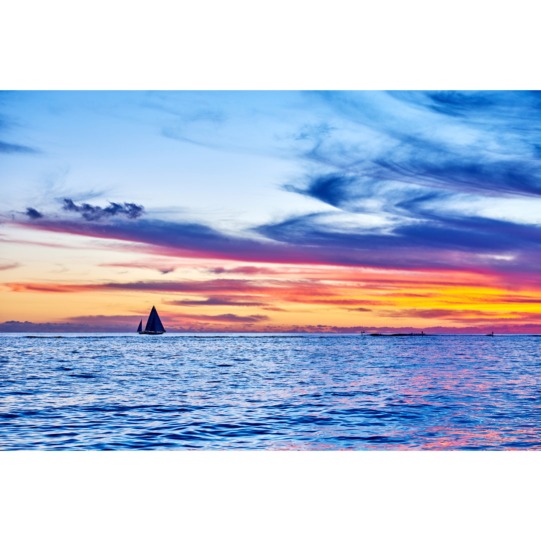 Segelboot segeln bei Sonnenuntergang - Leinwandbild