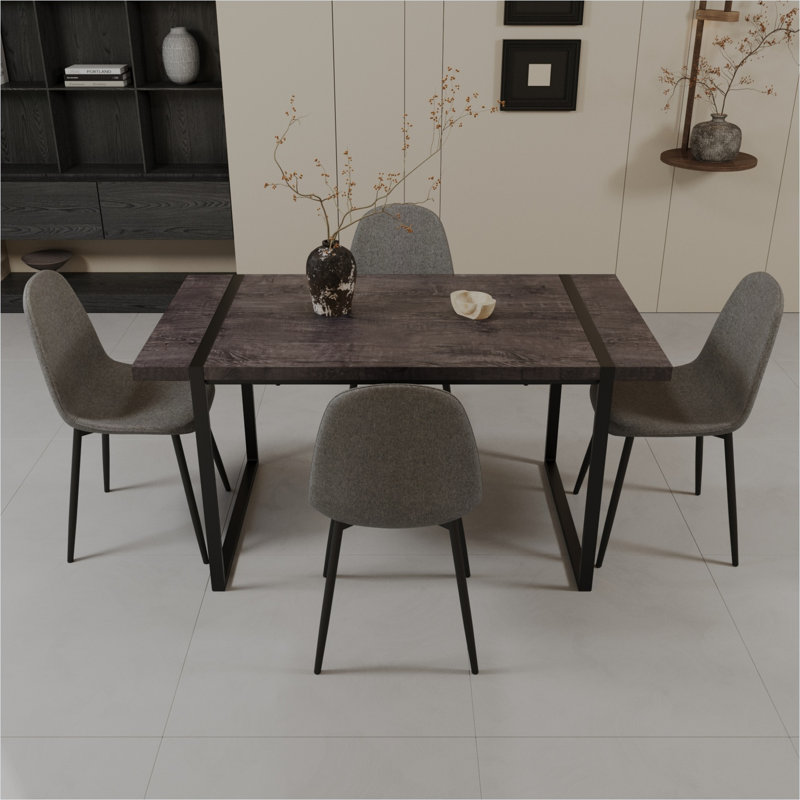Table de salle à manger 59 pouces rectangulaire en bois aggloméré avec 4 chaises en suède gris neutre, base en métal noir, style industriel moderne
