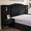 Structure de lit tapissier grand format avec tissu en velours, conception à rayures verticales avec boutons autour du lit plateforme avec tête de lit, structure solide et table de chevet - aucun sommier nécessaire - noir-250742273-250742272