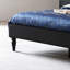 Lit tapissier contemporain très grand, bouton, plateforme de matelas à profil bas, lattes en fer, noir, pieds en bois franc, plateforme rembourrée, support solide pour les pieds-1294551987