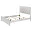 Très grand lit à panneau avec tête de lit tapissier et capitonnage blanc pour une chambre relaxante-129628564