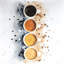 Quatre tasses de café avec éclaboussures de peinture - Art de cuisine gastronomique