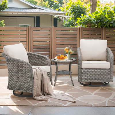 Ensemble de chaises berçantes pivotantes d'extérieur 3 pièces avec table d'appoint, chaises de patio en osier PE avec coussins beiges et table de rangement à dessus en verre pour porche ou balcon