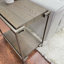 Table basse rectangulaire avec plateau en bois manufacturé et tablette