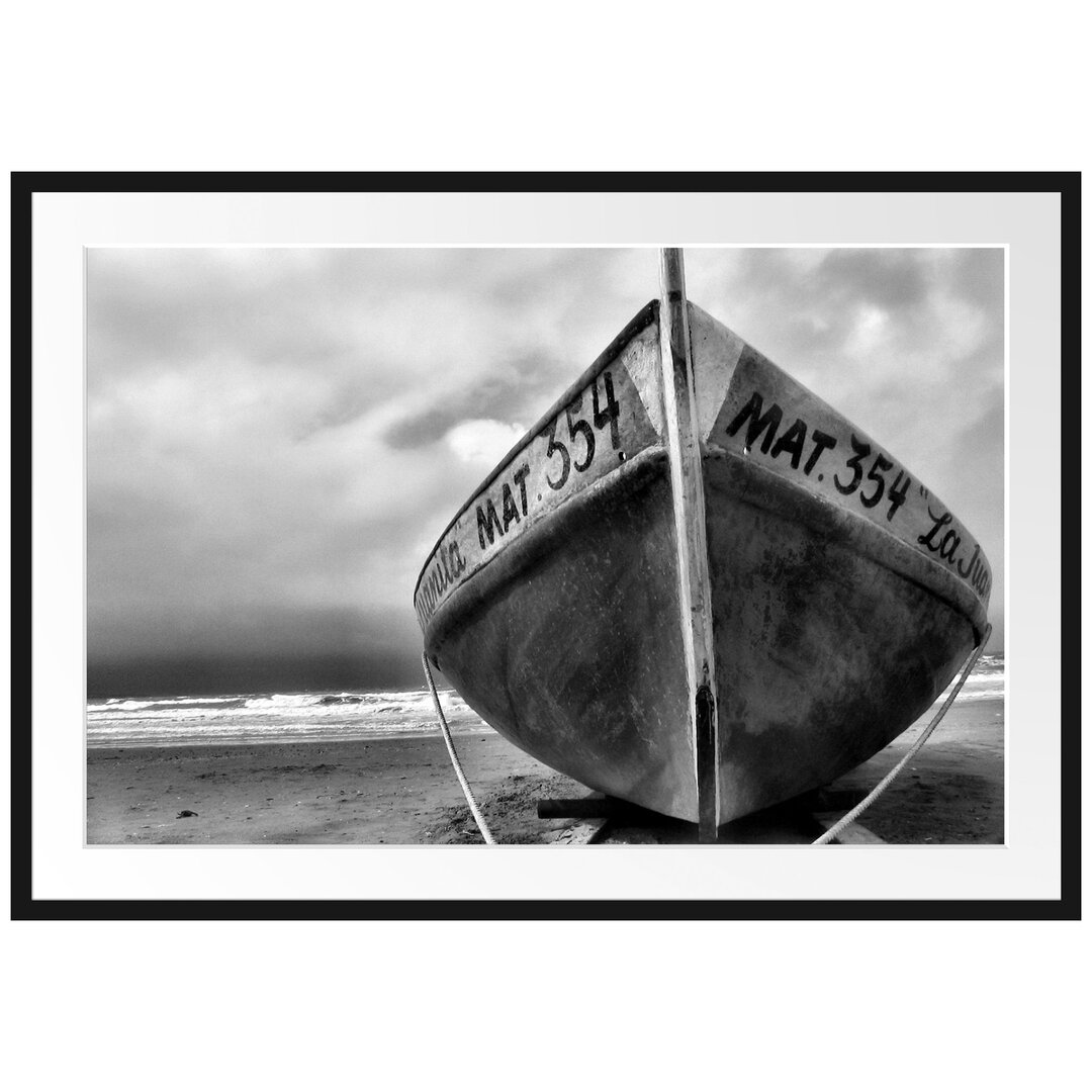 Gerahmtes Poster Kleines Segelboot am Strand