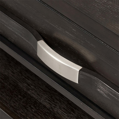 Table basse élégante en bois avec détails en métal, tiroirs de rangement et tablette inférieure pour les salons modernes