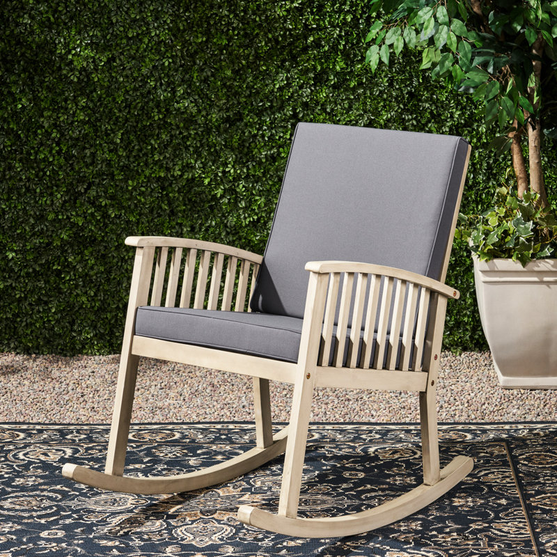 Chaise berçante en bois avec coussins gris pour des moments de détente