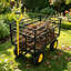 Les chariots de chariot de jardin facilitent le transport du bois de chauffage jaune et noir