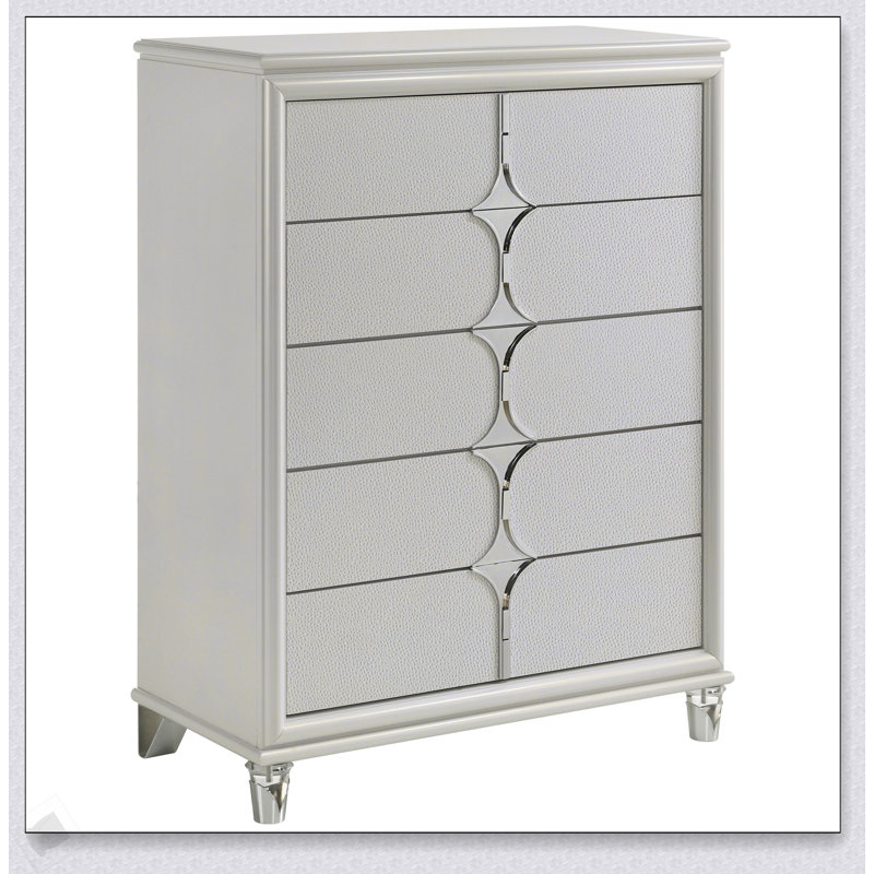Commode blanche à 5 tiroirs Gwendolyn Pearl, élégante et fonctionnelle avec beaucoup de rangement pour les chambres modernes.