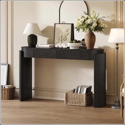Table d'entrée avec finition grain de bois naturel, conception cannelée, plateau ovale et 2 tiroirs pour les intérieurs modernes