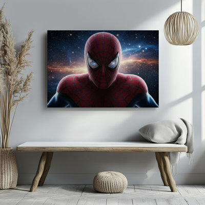 Toile, portrait en gros plan d'un super-héros avec un art mural rouge et bleu avec un motif détaillé de toile présentant l'art mural