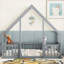 Lit plateforme simple en pin massif gris neutre en forme de maison pour chambre d'enfant et garde-corps avec barrière de sécurité complète