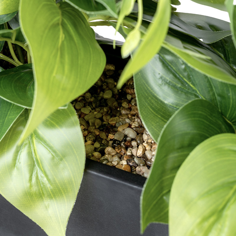 Plante artificielle en pot noir