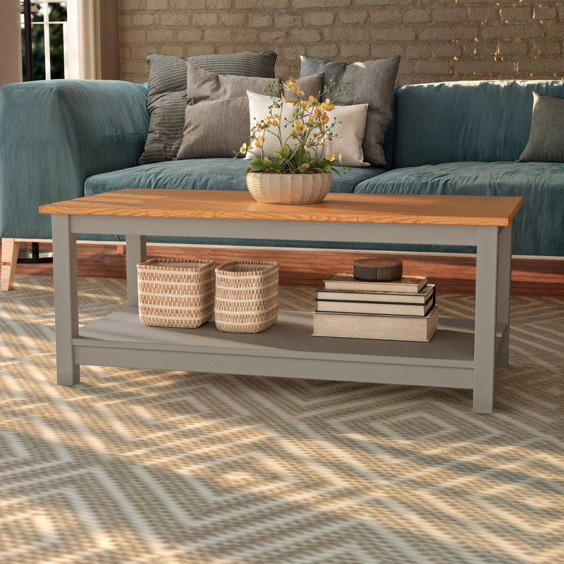 Table basse Albrecht en bois de pin massif - une simplicité et une élégance intemporelles par Red Barrel Studio.