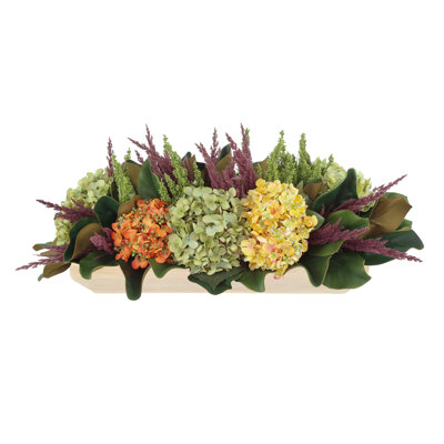 Arrangement floral d'automne avec hortensias et feuilles de magnolia