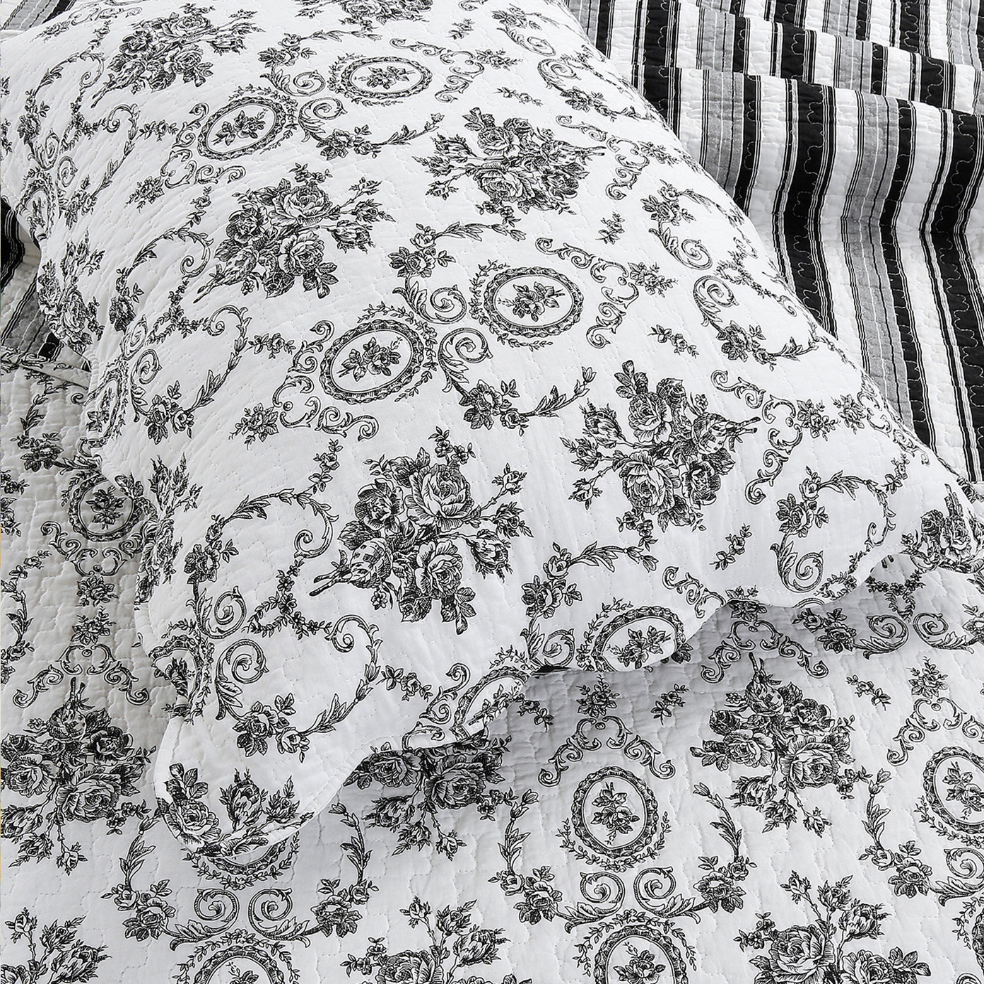 French Medallion Cotton Quilt Set, Queen Quilt + 2 Shams, Black