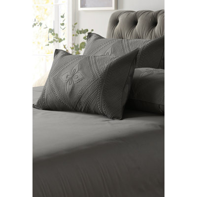 Drap très grand La Shantam, 100% coton, très doux et respirant, inclus: 1 drap plat (116 po x 104 po) et 2 taies décoratives matelassées (20 po x 32 po) - gris foncé