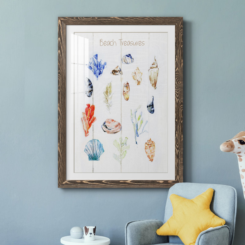 Beach Treasures - Imprimé, Papier, cadre noyer, H 31,5 po x l 23,5 po x P 1,5 po