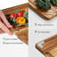Planche à découper en bois de teck de 43 cm (17 pouces) pour la cuisine, antidérapante, idéale pour la charcuterie.