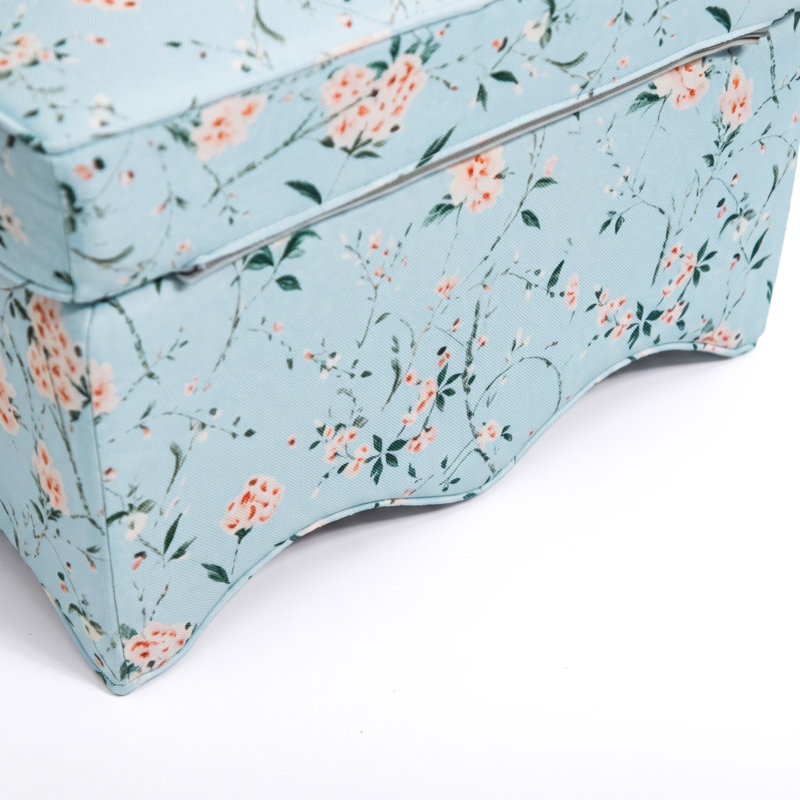 Fauteuil d'appoint rembourré Colette à dossier festonné, Chinoiserie bleu sarcelle clair et rose