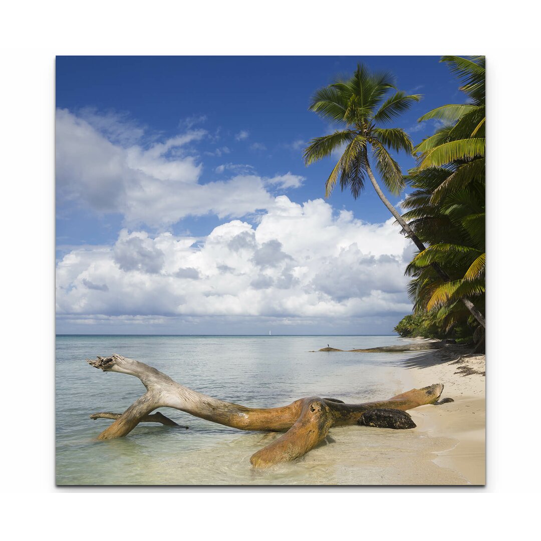 Leinwandbild Am Strand einer tropischen Insel mit blauem Himmel