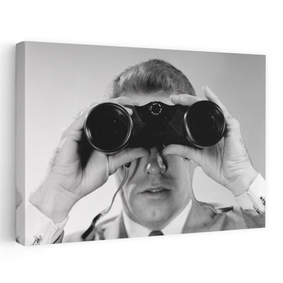 «1960S Head-on Gros plan d'un homme regardant à travers des jumelles», rétro, rétro, art mural classique