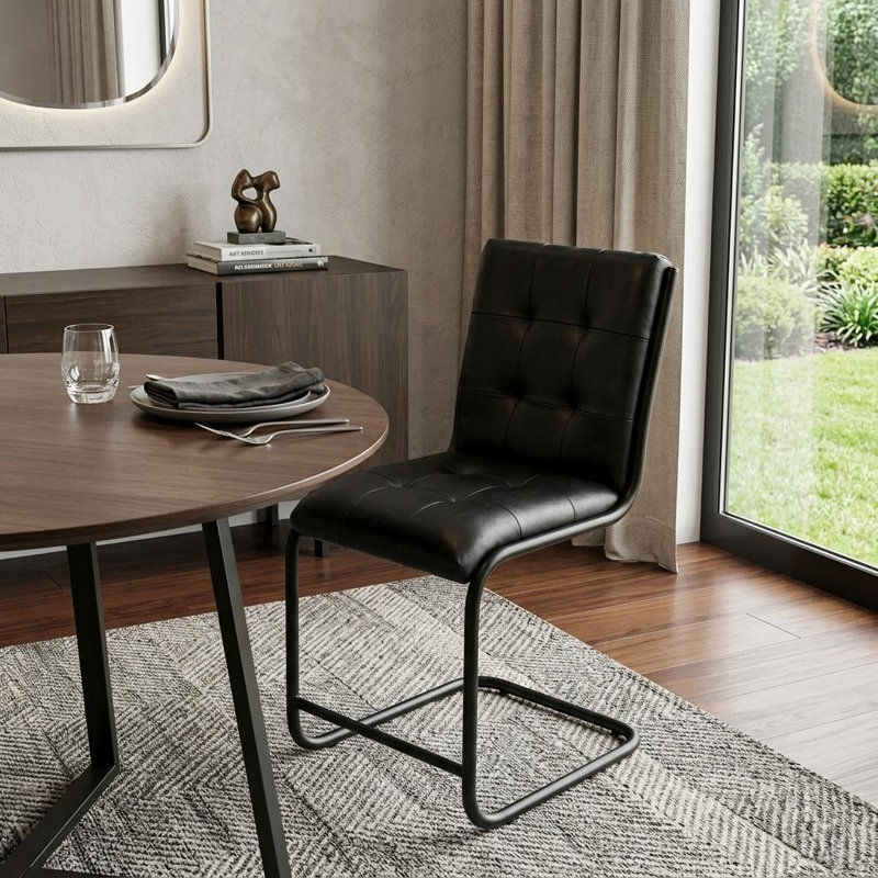 Chaise d'appoint capitonnée en cuir capitonnée noire