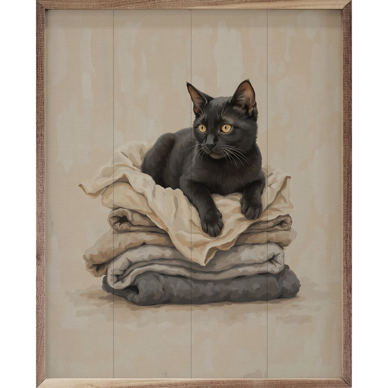Chat noir sur une lessive pliée, H 10 po x l 8 po