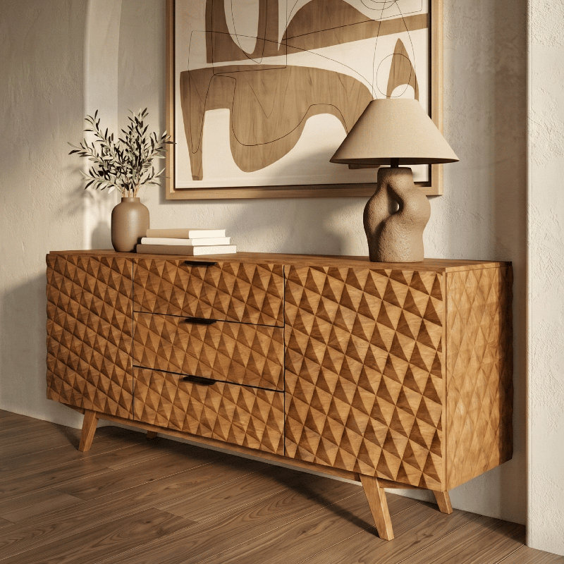 Buffet 71 po en bois massif avec portes géométriques sculptées en 3D, 2 portes, 3 tiroirs, tablettes réglables, design Mid-Century moderne, assemblage facile, chêne rustique